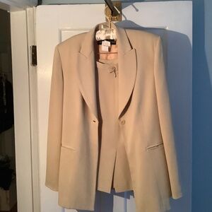 Elegant Garfield and Mark Woman’s suit